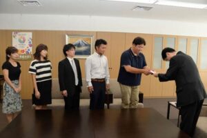 鈴木市長に10万円を手渡す「2nd成人式inつばめ」幹事会メンバー