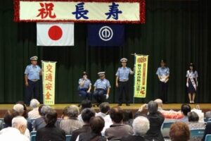 加茂市敬老会でミス雪椿クイーンの一日警察署長などで交通事故や特殊詐欺被害の防止を呼びかけ