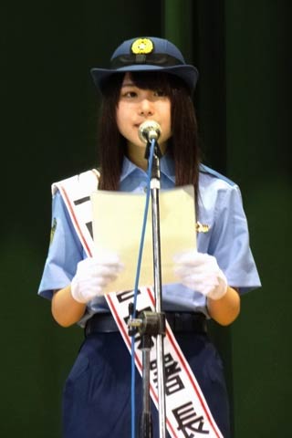 一日警察署長を務めるミス雪椿クイーンの南雲さん