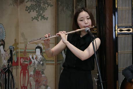 福勝寺の第56回お寺で音楽を楽しむ会で演奏する笛人本宮宏美さん