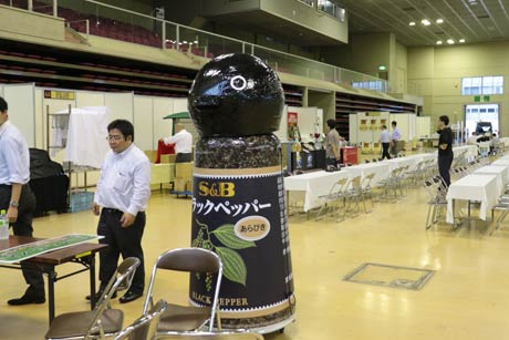  燕三条地場産業振興センターで進む会場設営