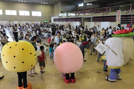 24、25の2日間、燕三条地場産業振興センターで開かれている「カレー博・燕三条食の陣」