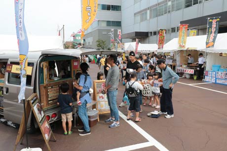 駐車場にも店が並び人気店には行列
