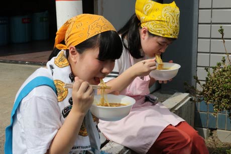 売り子も店が忙しくなる前に早めの腹ごしらえ