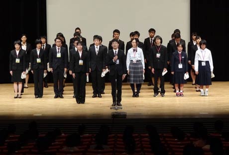 第9回寺子屋つばさ100km徒歩の旅の旅の思い出報告会で学生スタッフ