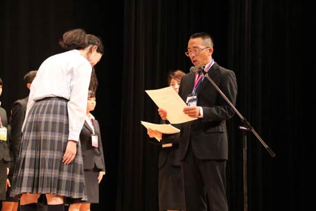 坂井団長から学生スタッフに感謝状