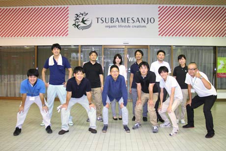 燕三条Wingに完成した「燕三条　工場の祭典」を象徴するピンクのストライプと製作した職員
