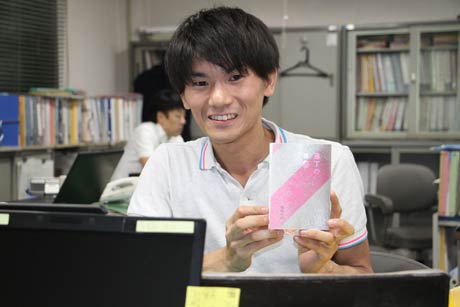 ミステリー小説「庖丁の裏側」を出版した三条市職員の渋谷さん