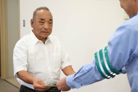 水難事故者の早期救助に貢献して斉藤燕署長から感謝状を受ける新妻明さん ?