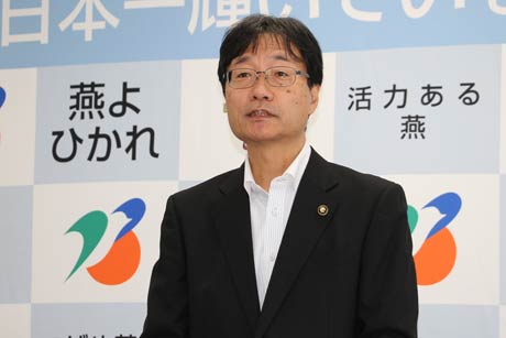 記者会見する鈴木燕市長