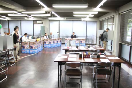  三条市役所の第二庁舎に開設された期日前投票所