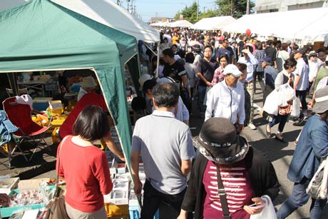 5.5万人の来場者でごった返した第36回燕青空即売会