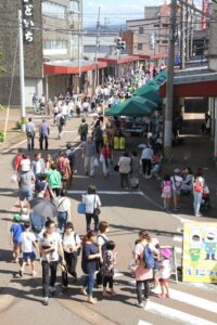 秋晴れの下、8万3,600人の来場でにぎわった三条マルシェ