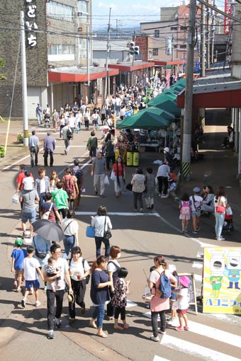 秋晴れの下、8万3,600人の来場でにぎわった三条マルシェ