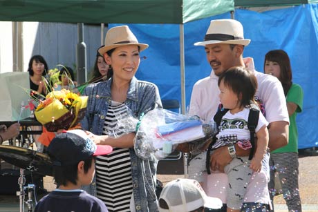 通算110万人目の来場者となった白井さん家族