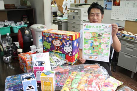 昨年に続いて「建築の感謝フェスタ in 三条」を開くヒーブ中山の中務代表取締役とミニ縁日の景品