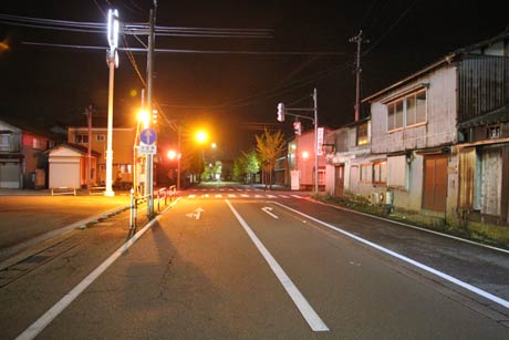 事故のあった燕市吉田大保町地内の市道、池さんは写真の手前から奥に向かって軽自動車で走行中に左から右に道路を横断していた冨所さんとぶつかった