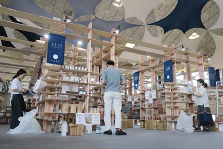 三条ものづくり学校で大日本市博覧会・第四回「新潟博覧会」の展示作業