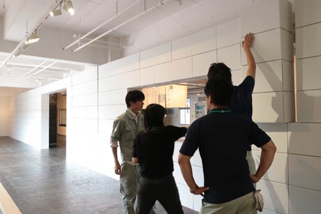 5日、三条ものづくり学校で工場の祭典用のディスプレー作業