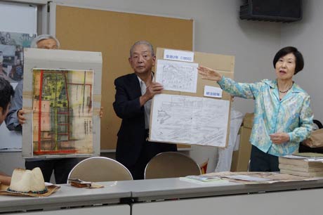 三条市古地図展を実施するメンバー
