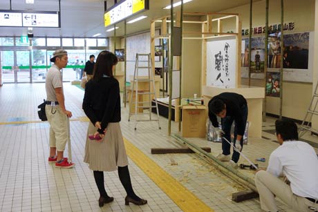  「燕三条　工場の祭典」にあわせて三条商工会議所青年部がJR燕三条駅1階で「Japan Expoパリ」の出展ブースの一部を再現