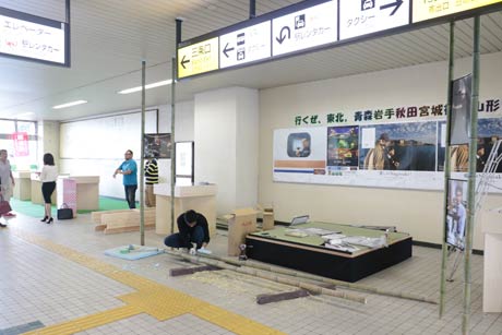  三条商工会議所青年部がパリで開かれたジャパンエキスポに出展したときのブースなどを再現しようとブースを設置中