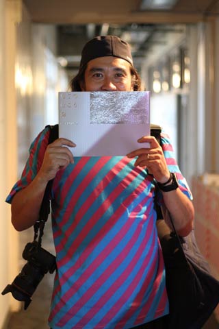 工場の祭典を撮影するフォトグラファー神宮巨樹さんと神宮さんが出版した写真集『庖丁のむこう側』