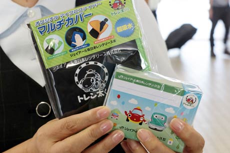 「燕三条　工場の祭典」でレンタカーを利用する人にプレゼントしているメモ帳とマルチカバー