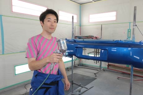  車の塗装体験を行うヤマダガレージの塗装ブースで山田代表