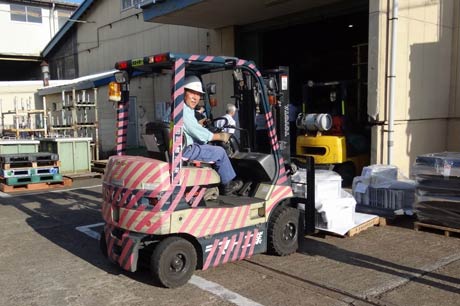 フォークリフトにもピンクのストライプ