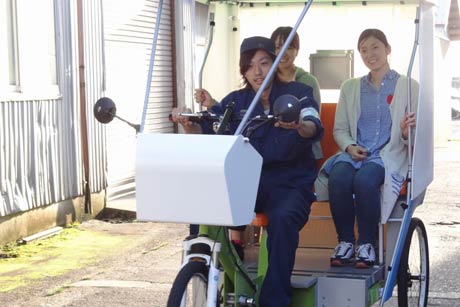 場内で三輪タクシーの試乗体験