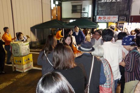 「さんじょうバル街」本部で振る舞い酒