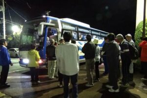 一時帰宅支援バスに乗り込む