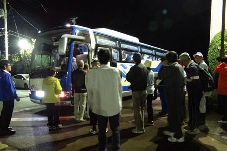 一時帰宅支援バスに乗り込む