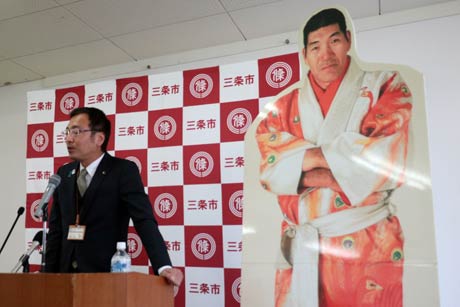  記者会見で三条市名誉市民の称号の贈呈式について話す国定三条市長