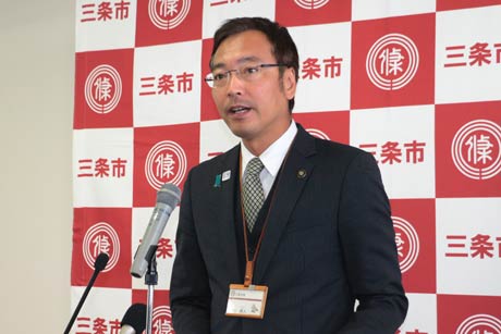 記者会見する国定三条市長