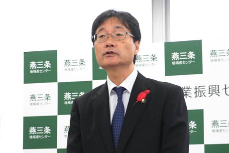 記者会見する燕三条地場産業振興センター理事長の鈴木燕市長