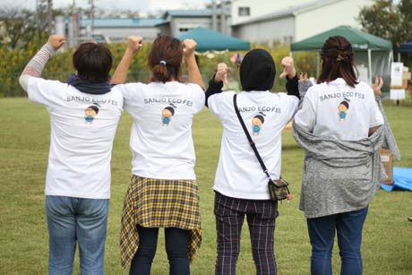 「かんきょう庵」で初めてのエコをテーマにしたイベント「SANJO ECO FES」で実行委員はオリジナルキャラクター「エコさん」をデザインしたオリジナルTシャツを着て出店
