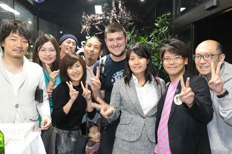 諏訪田製作所のレセプションでケビンさんを囲む三条商工会議所青年部のメンバーら