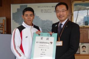 国体のカヌースプリント・カナディアンシングル500mで優勝して国定三条市長を訪問した當銘孝仁選手