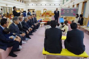 三条ロータリークラブが創立60周年記念事業の一環で三条市の子育て拠点施設「あそぼって」に絵本や遊具など約120万円相当を寄付