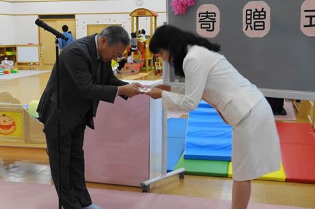 三条ロータリークラブの荻根澤記念事業委員会副委員長から久住教育部長に目録を手渡す