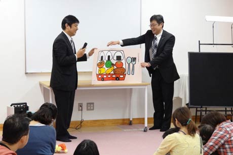三条ロータリークラブのメンバーによる読み聞かせ