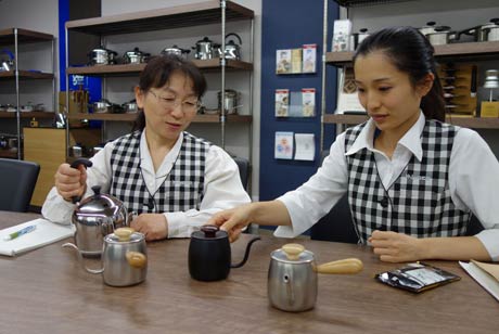 企画営業の本田さん(左)と企画の宮崎さん