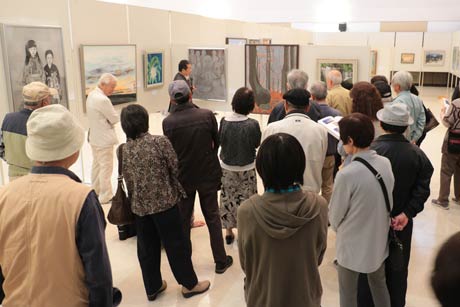 15日の燕市展で盛況だった審査員による作品解説会