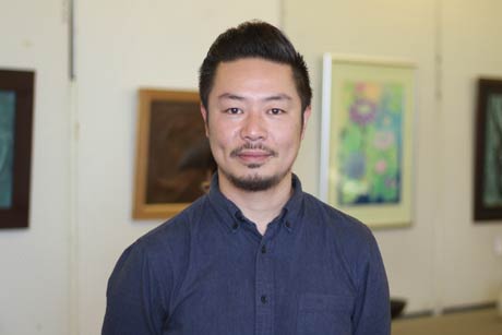  燕市美術協会の新会長に就いた渡辺和也さん