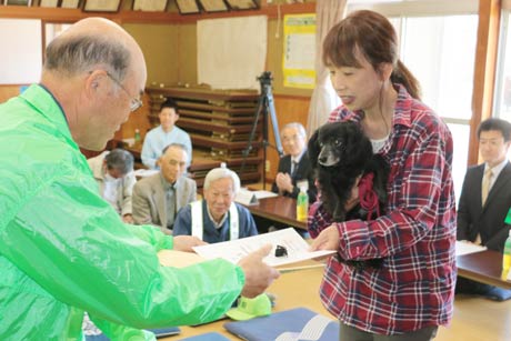 新隊員に任命書を贈呈