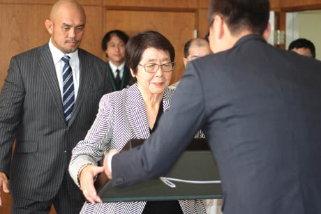 国定市長からジャイアント馬場さんの妻、元子さんに「名誉市民の証」を手渡す