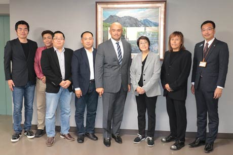 「三条の英雄・世界のジャイアント馬場を名誉市民にする会」のメンバーらと記念撮影