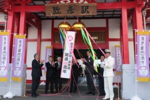 弥彦線開通100周年を秋晴れも祝福して大きな節目をにぎやかに祝う